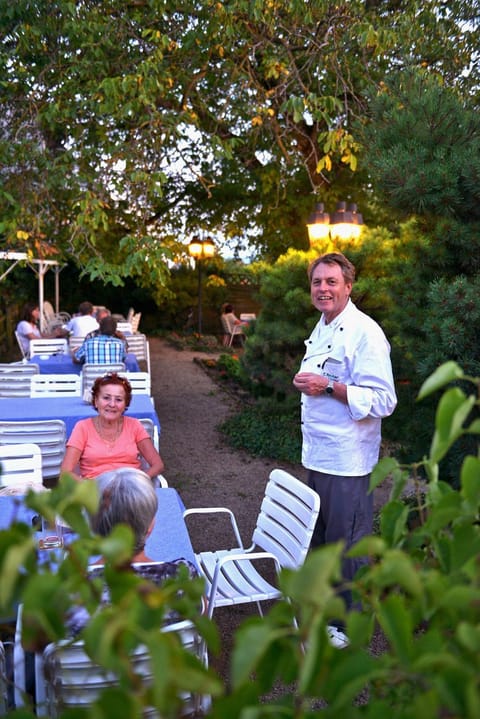 Restaurant/places to eat, group of guests