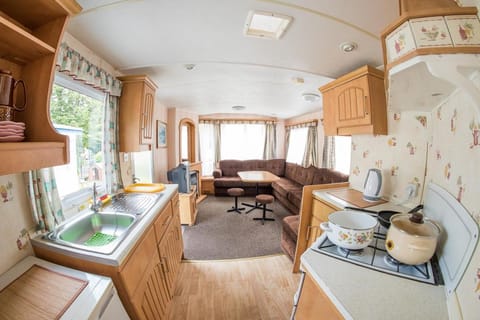 Kitchen or kitchenette, Living room, Seating area