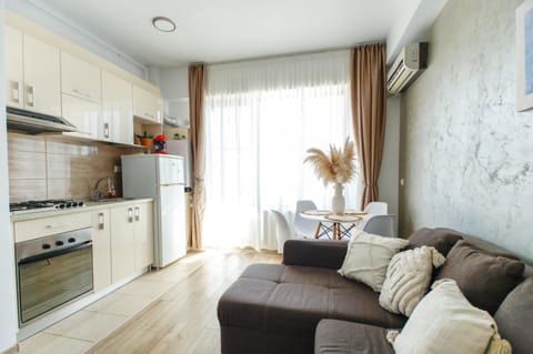 Kitchen or kitchenette, Living room, Seating area, Dining area, minibar, stove