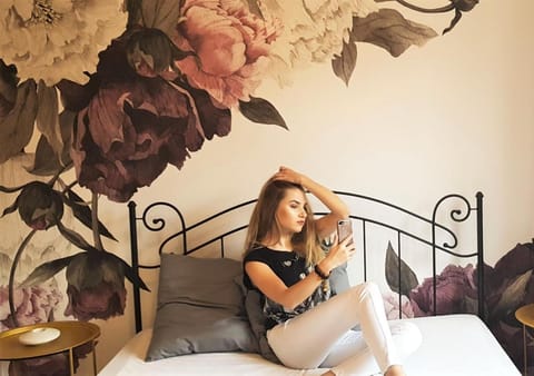 Bed, People, Photo of the whole room, Decorative detail, Seating area, Bedroom, Guests, Family