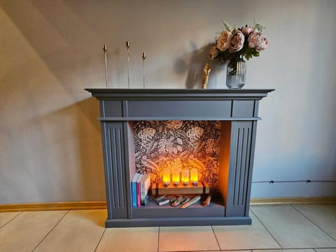 Breakfast, fireplace, kitchen