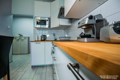 Kitchen or kitchenette, Food and drinks, dishwasher, microwave, oven, stove, kitchen