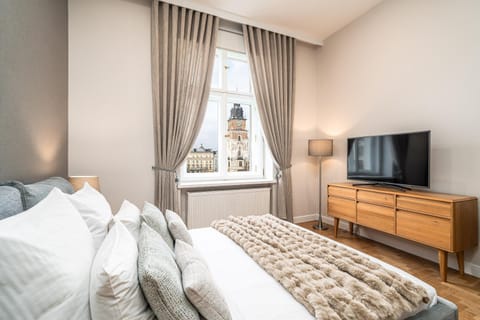 Bed, TV and multimedia, Bedroom, City view, Landmark view