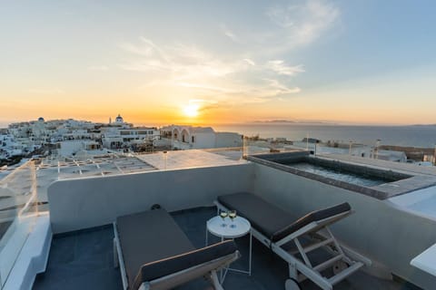 Enalion White Suites Oia Apartment in Oia