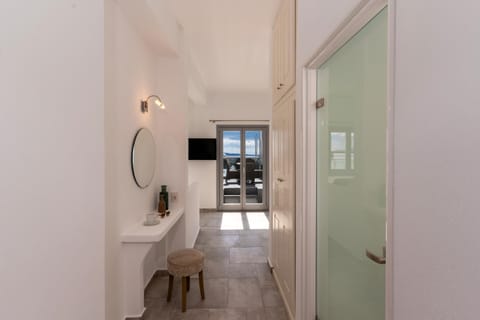 Enalion White Suites Oia Apartment in Oia