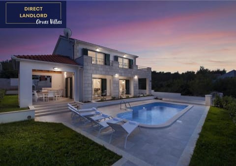 Property building, Patio, Natural landscape, Garden, Pool view, Swimming pool, sunbed