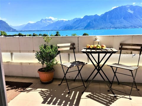 View (from property/room), Balcony/Terrace, Dining area, Lake view, Mountain view