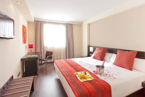 Bed, TV and multimedia, Photo of the whole room, Bedroom