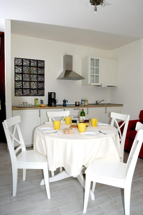 Coffee/tea facilities, Dining area, Internal: Not applicable to any particular room