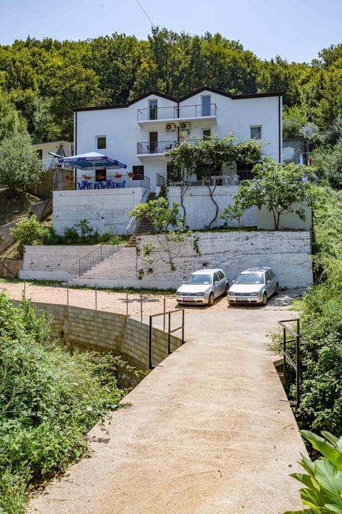 Property building, Garden, Mountain view, Parking
