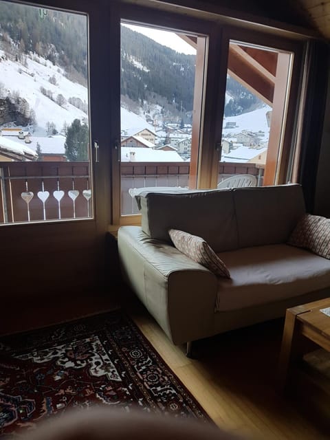 Living room, Mountain view