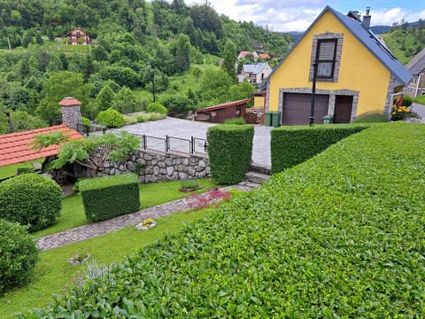 Property building, Day, Natural landscape, Garden, Garden view