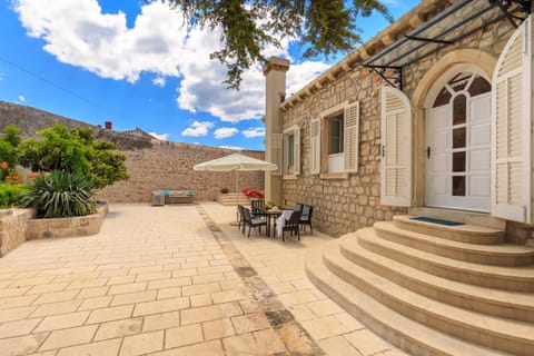 Patio, Facade/entrance, Garden, Balcony/Terrace