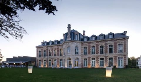 Property building, Facade/entrance, Natural landscape, Landmark view