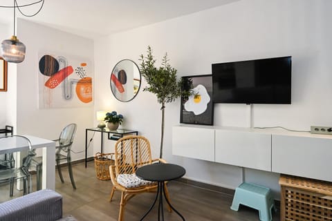 TV and multimedia, Living room, Seating area, Dining area