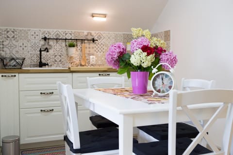 Kitchen or kitchenette, Dining area