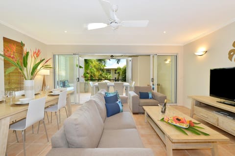 TV and multimedia, Kitchen or kitchenette, Living room, Seating area, Dining area