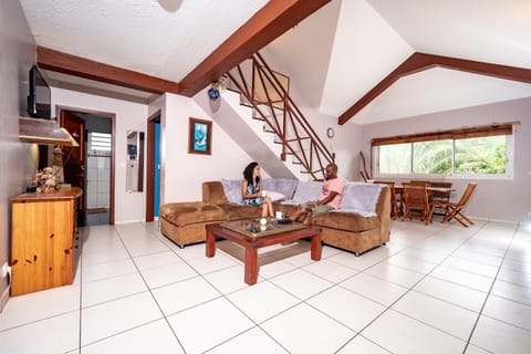 TV and multimedia, Living room, Seating area, On site, Family