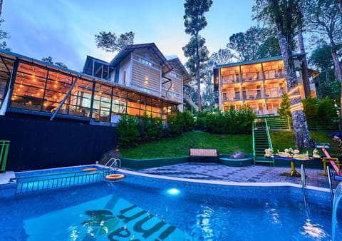 Property building, Day, Garden, View (from property/room), Garden view, Pool view, Swimming pool, sunbed