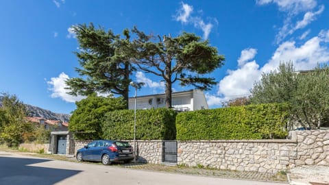 Property building, Day, Neighbourhood, Parking