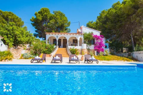 Property building, Patio, Spring, Day, Natural landscape, Garden, Garden view, Pool view, Swimming pool, sunbed