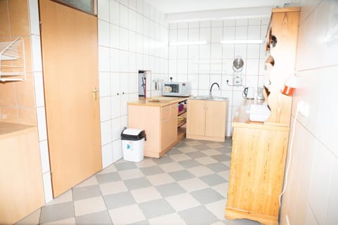 Coffee/tea facilities, Kitchen or kitchenette, oven, stove