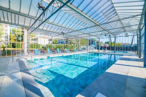 Swimming pool, sunbed