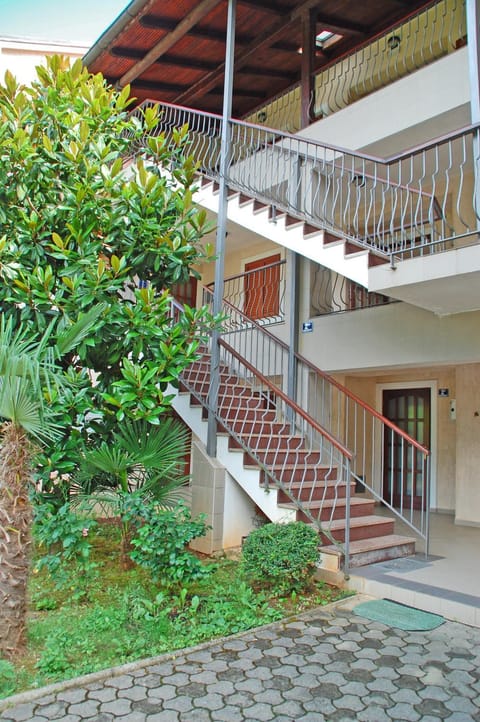 Patio, Facade/entrance