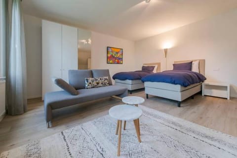 Shower, Toilet, Patio, Spring, Bed, Winter, Summer, Garden, TV and multimedia, Seating area, Dining area, Bedroom, Autumn, On site, Swimming pool, Swimming pool, Seasons