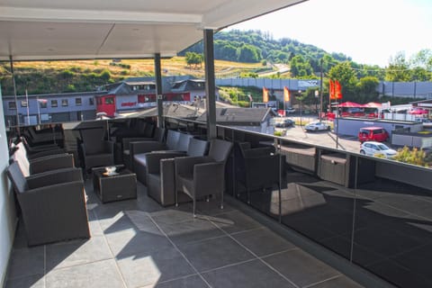 Coffee/tea facilities, Balcony/Terrace, Seating area, Dining area, Landmark view