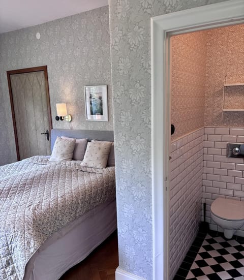 Toilet, Property building