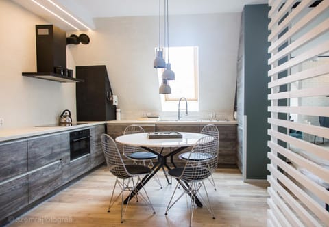 Kitchen or kitchenette, Dining area