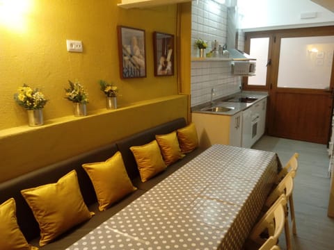 Kitchen or kitchenette, Dining area, minibar, pet friendly