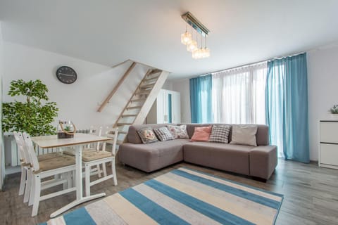 Photo of the whole room, Seating area