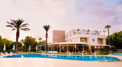 Property building, Day, Garden, Pool view, Swimming pool