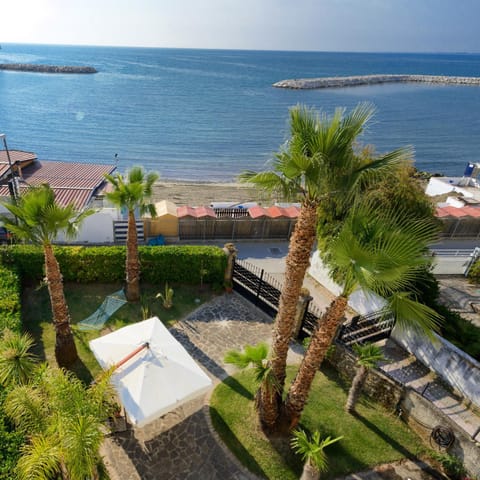 Facade/entrance, Neighbourhood, Bird's eye view, Garden, Floor plan, Beach, Beach, Garden view, Landmark view, Sea view, Street view, Quiet street view, Inner courtyard view