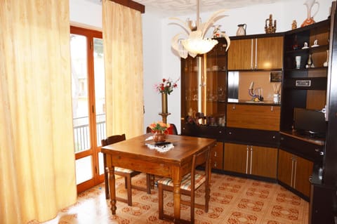 TV and multimedia, Living room, Lounge or bar, Seating area, Dining area