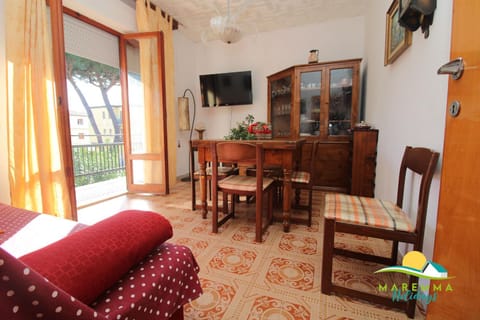 Communal lounge/ TV room, TV and multimedia, Living room, Seating area, Dining area