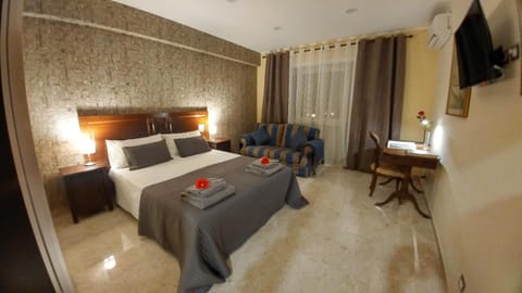 TV and multimedia, Seating area, Bedroom