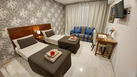 TV and multimedia, Seating area, Bedroom