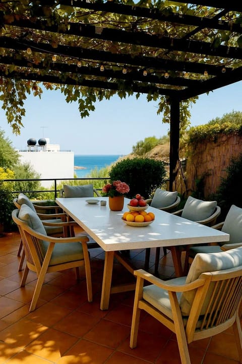 Property building, Seating area, Sea view, Breakfast, Drinks, Seasons