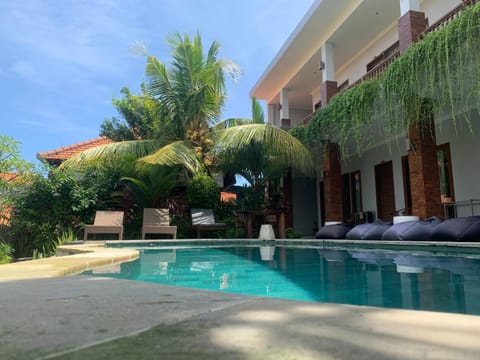 Swimming pool, sunbed