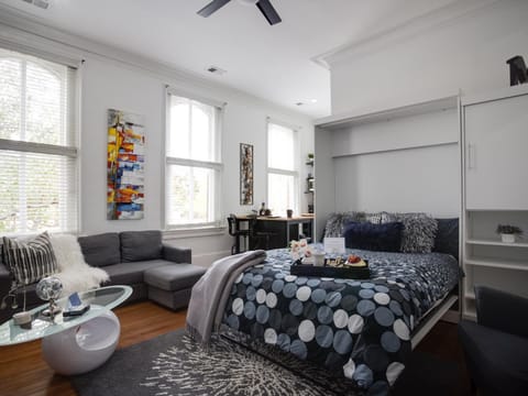 TV and multimedia, Coffee/tea facilities, Kitchen or kitchenette, Living room, Seating area, Dining area, Bedroom