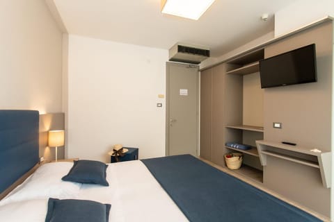Bed, TV and multimedia, Bedroom