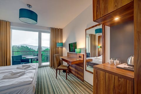 Bed, TV and multimedia, Coffee/tea facilities, View (from property/room), Balcony/Terrace, Photo of the whole room, Seating area, Bedroom, Area and facilities, hair dresser, locker, towels