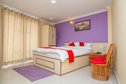 Nearby landmark, Restaurant/places to eat, Bed, Neighbourhood, Natural landscape, Bedroom, City view, Garden view, Landmark view, Mountain view, Street view
