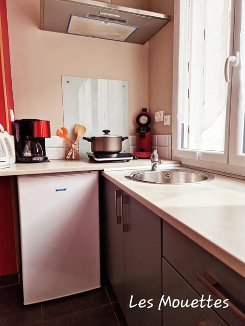 Coffee/tea facilities, Kitchen or kitchenette, stove