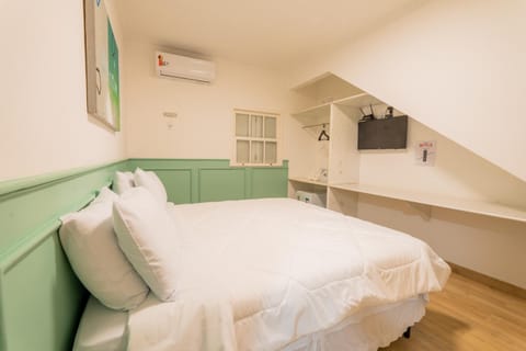 Bed, TV and multimedia, air conditioner