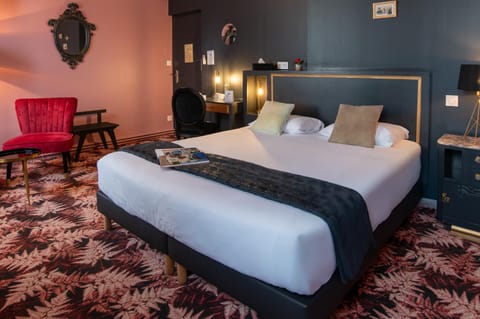 Bed, Photo of the whole room, Seating area, Bedroom