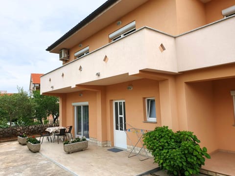 Property building, Patio, Facade/entrance